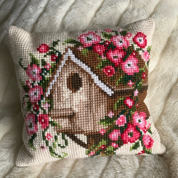 Vintage needlepoint bird house pillow throw cushion - Picture 2 of 11